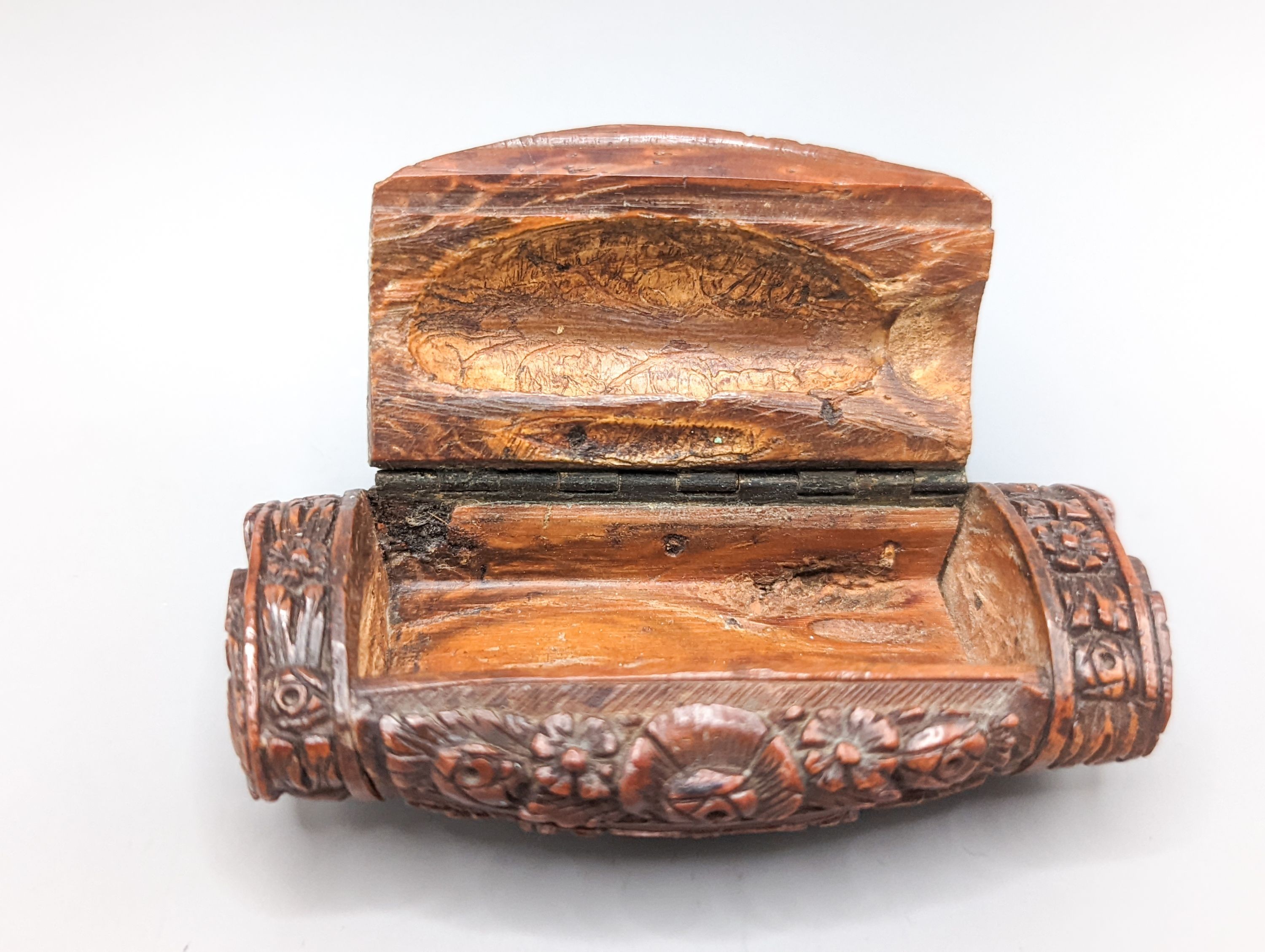 An early 19th century coquilla nut snuff box, 7.5cm